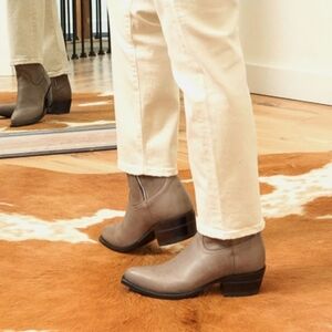 Austin Originals AlviesTan Ankle Booties with Sleek Design Women's 9.5 B